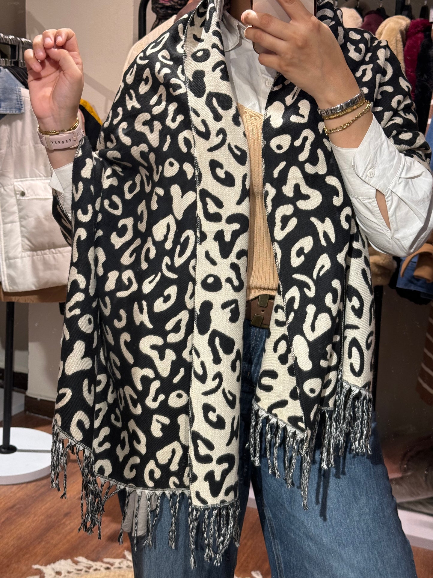 Leo Black x White Winter Shawl