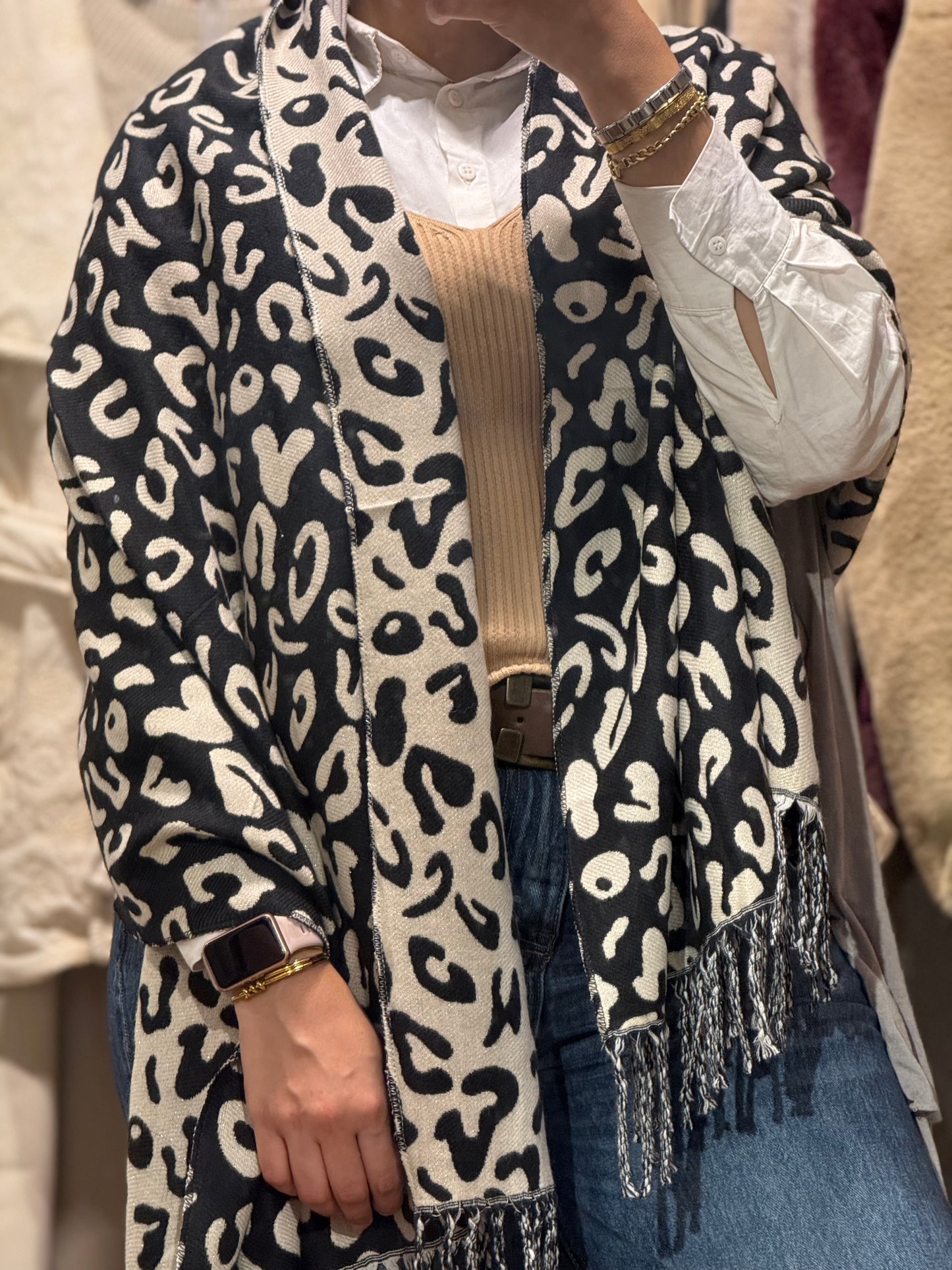 Leo Black x White Winter Shawl