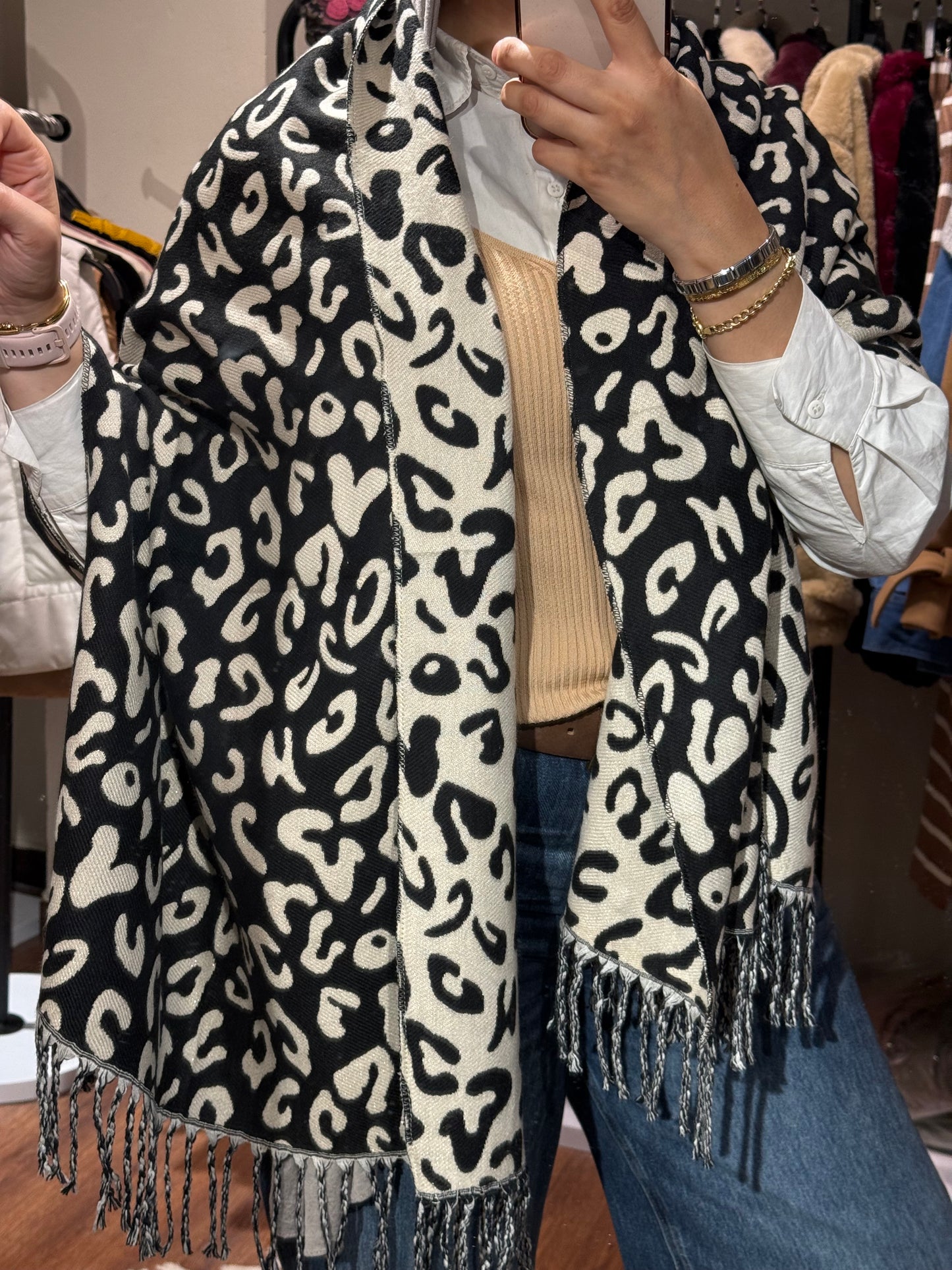 Leo Black x White Winter Shawl