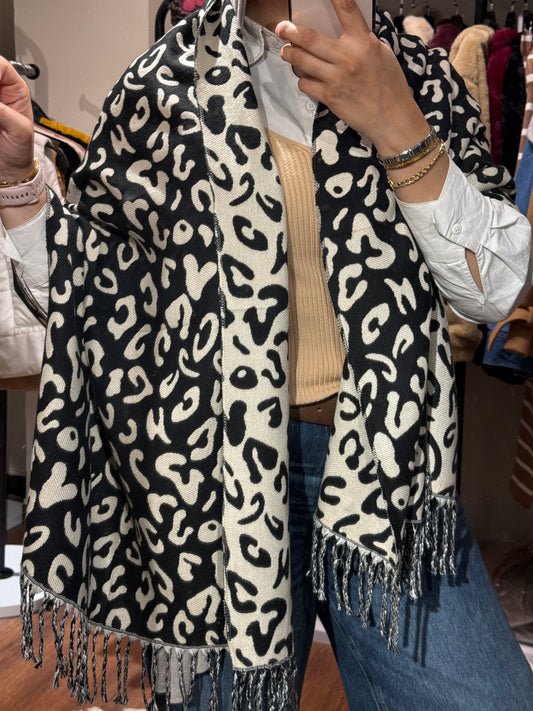 Leo Black x White Winter Shawl